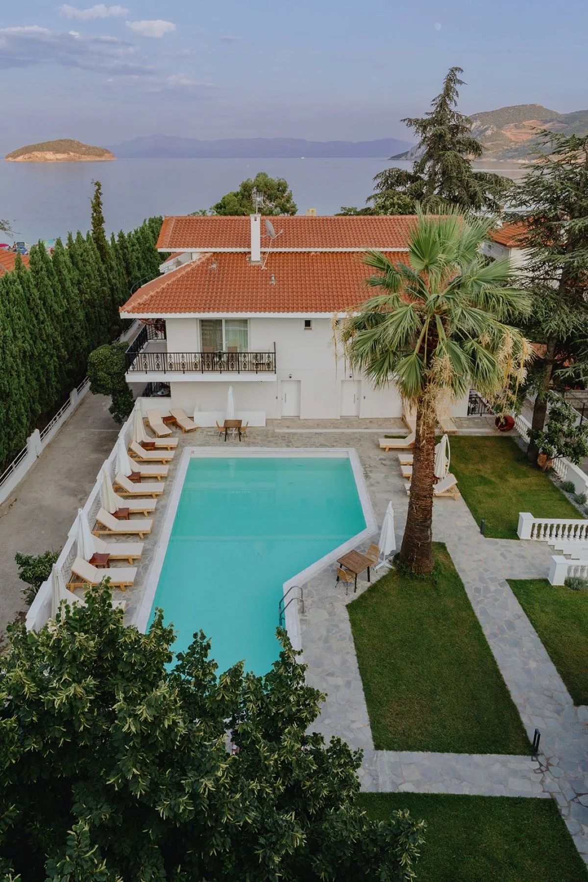 Tiara Holidays - Blue Bay Hotel pogled na bazen